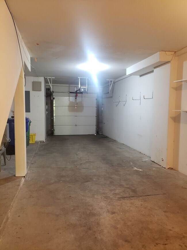 Building Photo - Large 3-bed Townhouse in Terwilliger South