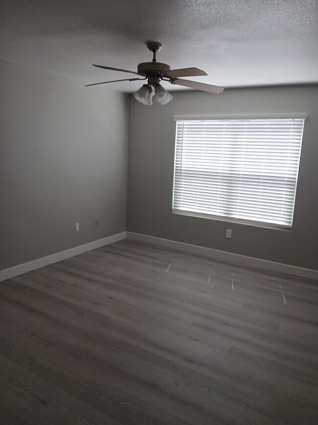 Building Photo - 555 E Silverado Ranch Blvd