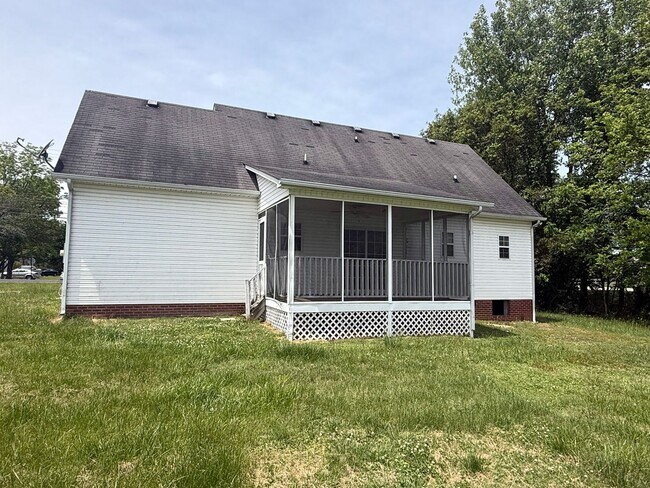 Building Photo - Pet-Friendly 3-Bedroom Home with Garage, Screened-In Porch & Spacious Bedrooms