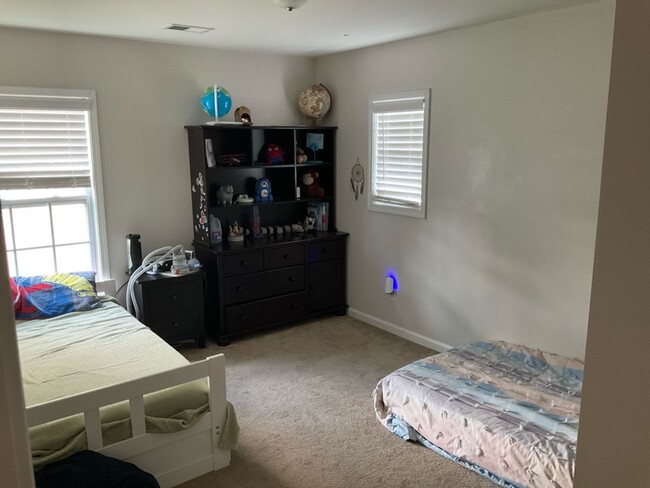 Building Photo - Beautiful 4 Bedroom/  2.5 Bath located in ...