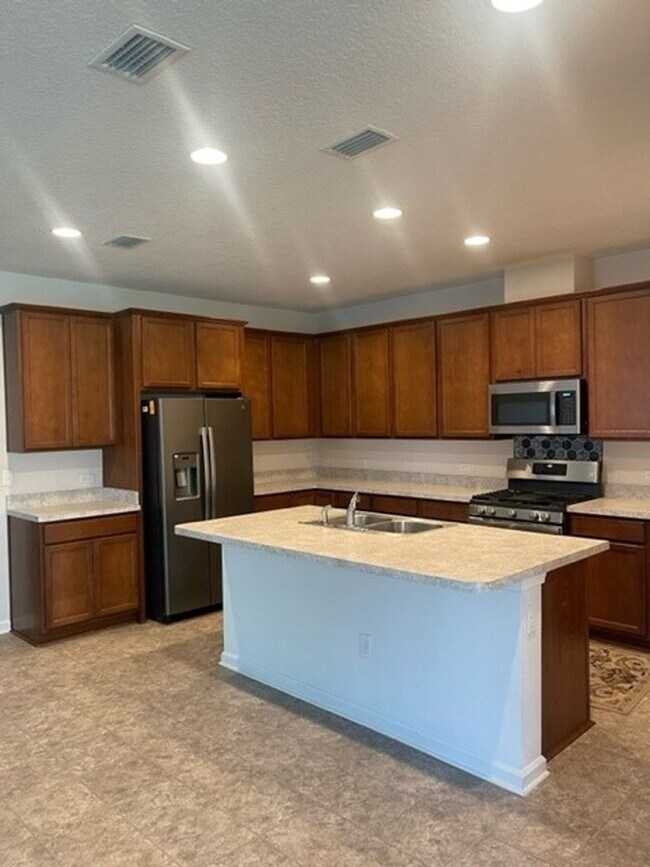 Building Photo - 4BR/ 3BA