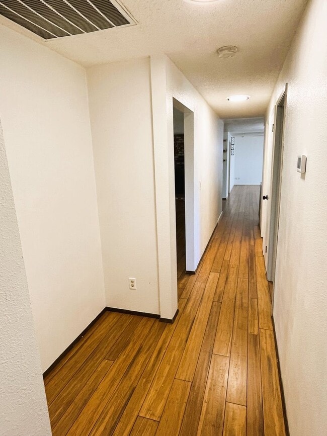 Building Photo - HALF OFF OF FIRST MONTH'S RENT! Beautifull...