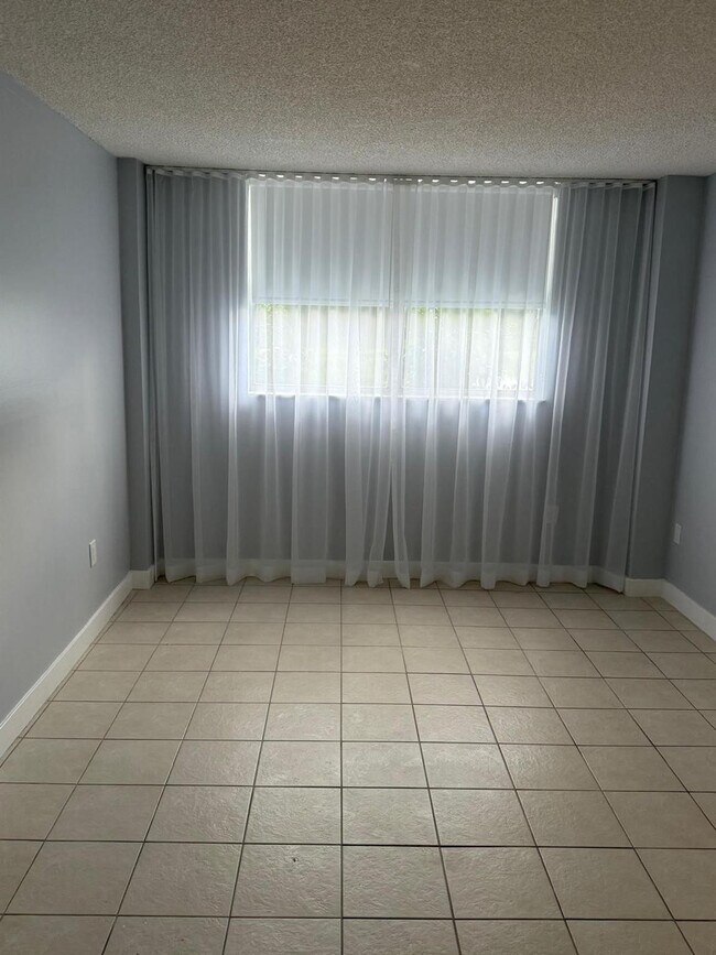 Building Photo - 16465 NE 22nd Ave