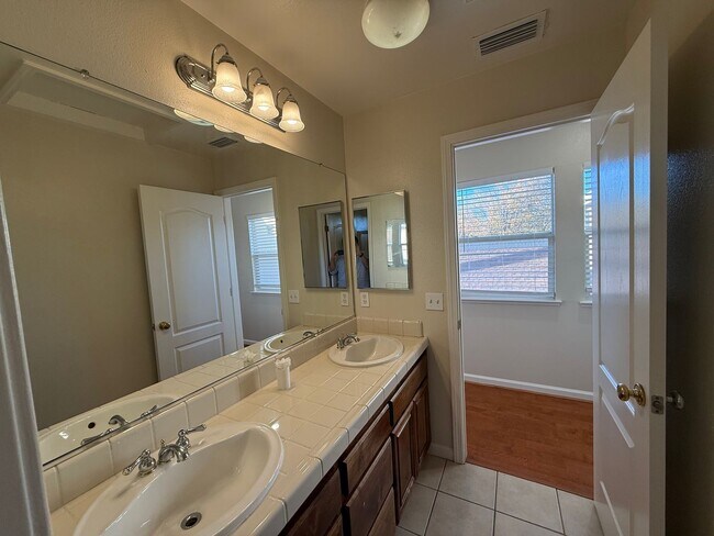 Building Photo - 5 bedrooms located in Redbridge Gated Community!