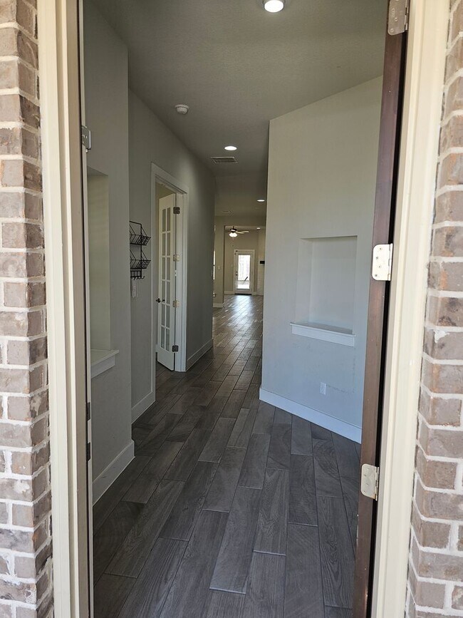 Building Photo - $500 discount for Lease signed in June!