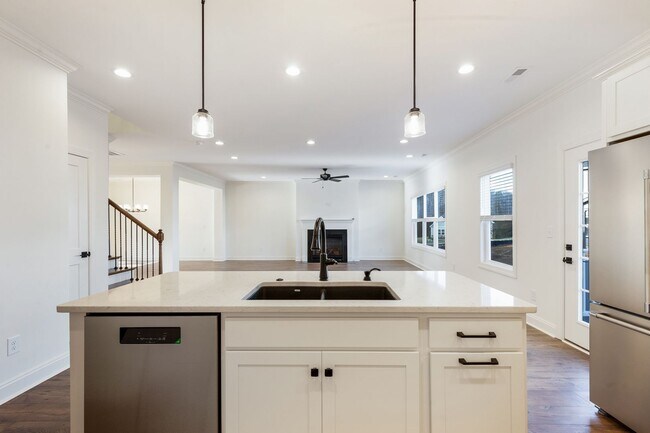 Building Photo - Maryville 37803 - 4 bedroom 3.5 bath - cal...