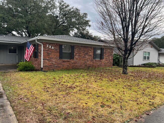 Building Photo - 723 Clark Dr