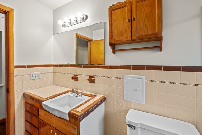 Building Photo - 5525 Sunnyside Dr