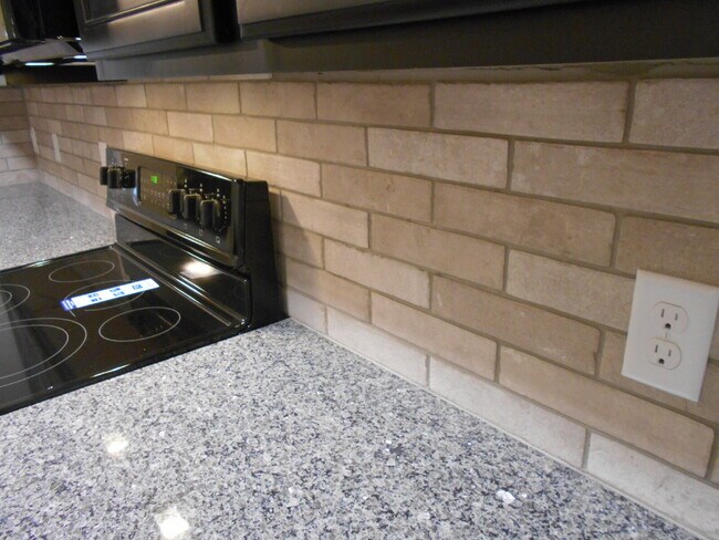 Building Photo - 6 or 12 month lease! Half off first full m...