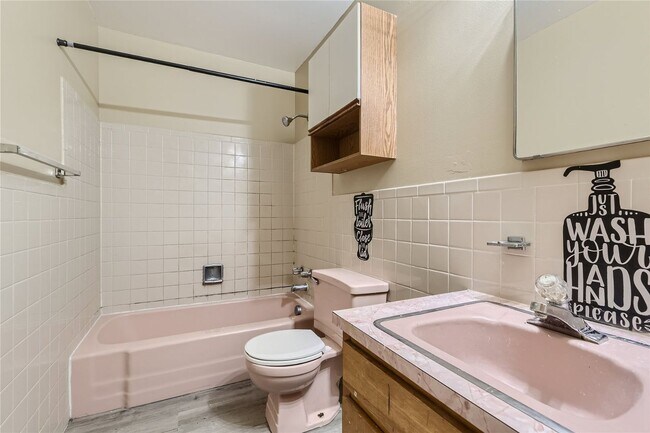 Building Photo - Affordable 3bed/ 1 bath apartment 1 month ...
