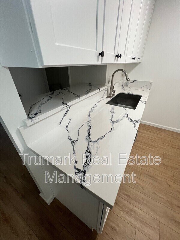 Building Photo - 2719 Montrose Ave