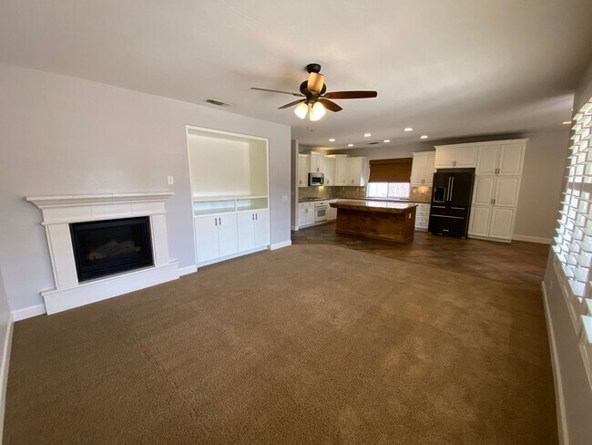 Building Photo - NW Visalia Home Rent Ready! !