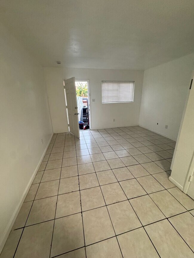 Building Photo - S 33rd