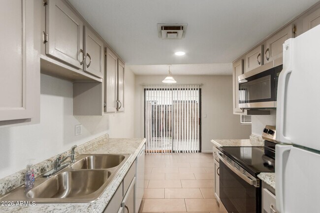 Building Photo - 860 E Brown Rd