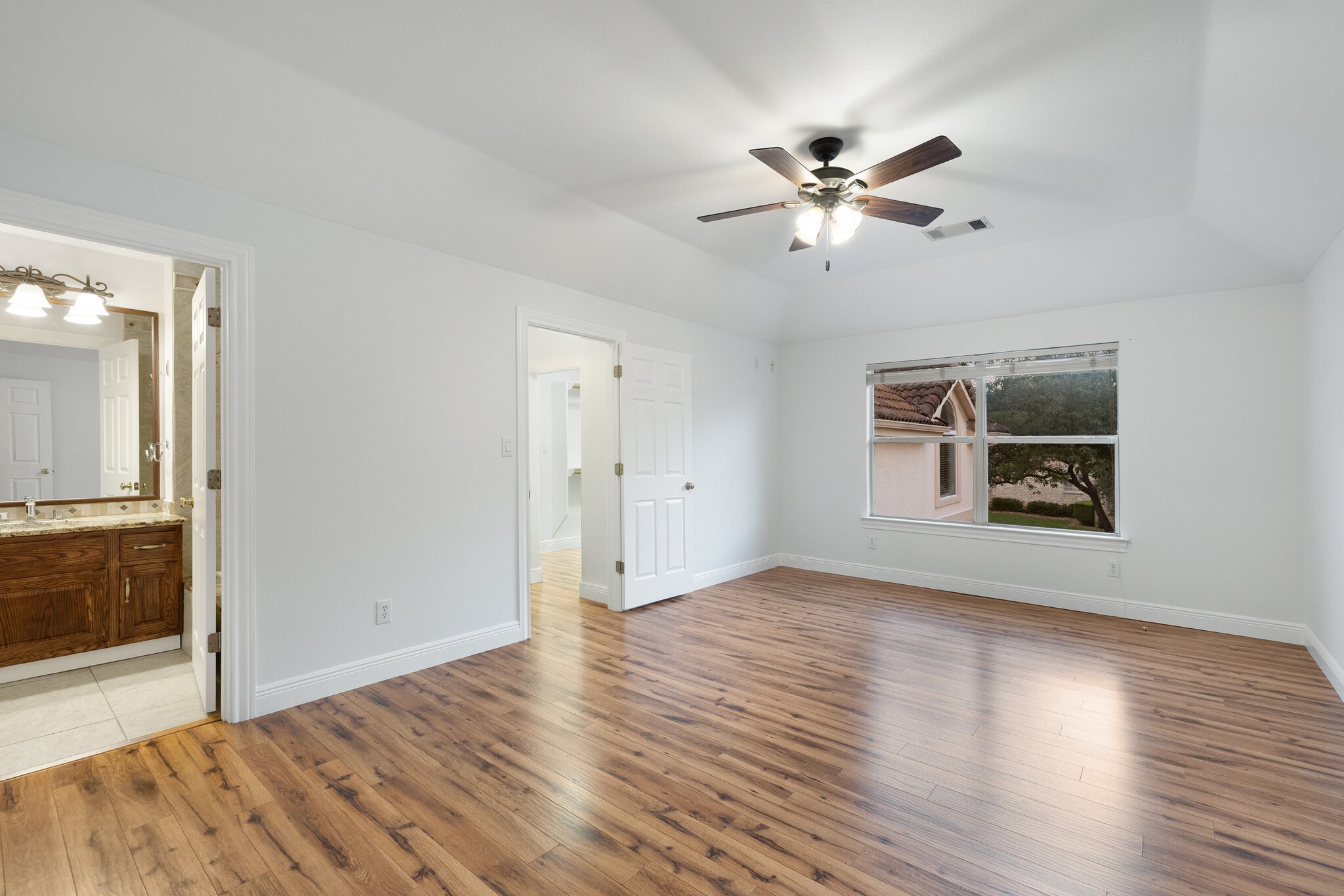 Building Photo - 402 Luna Vista Dr