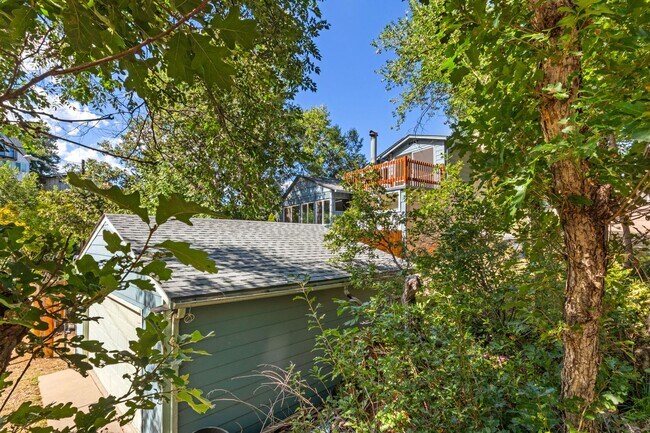 Building Photo - 135 S Path