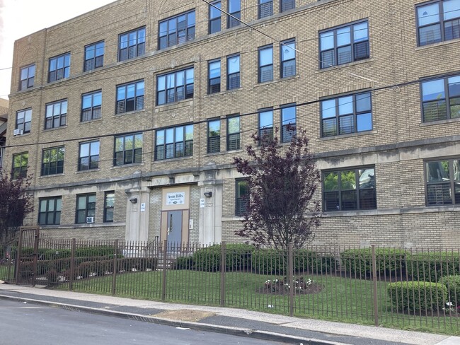 Building Photo - Avon Hills