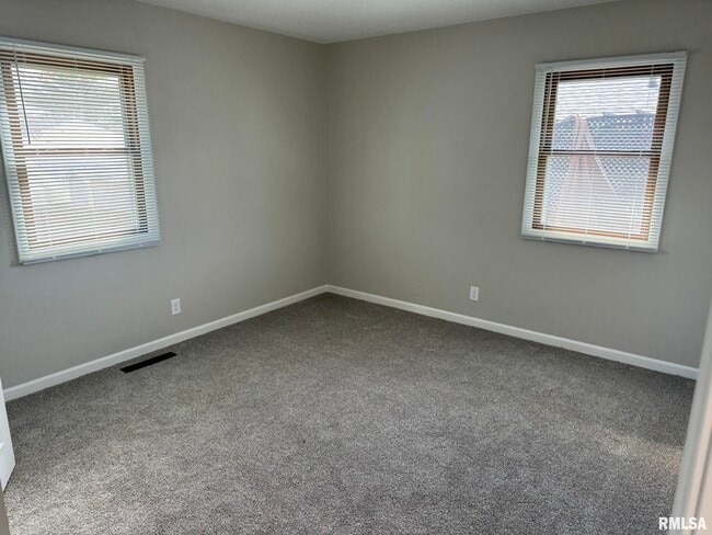 Building Photo - 1841 Valley Dr