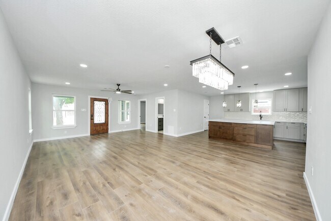 Building Photo - 1218 Des Jardines St