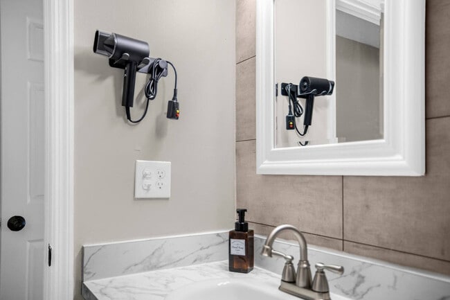 Building Photo - 13803 Heritage Club Dr