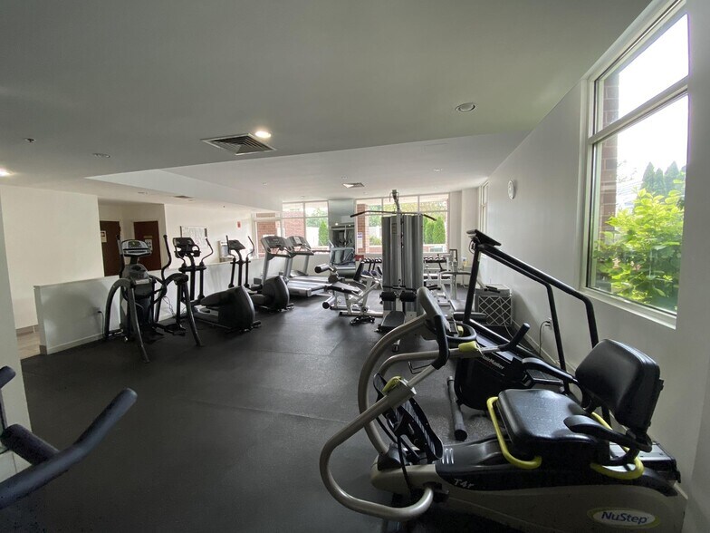 Building Photo - 931 Massachusetts Ave