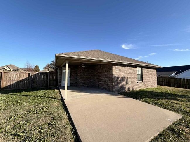 Building Photo - Beautiful 3BR/2BA Home in Joplin, MO with ...