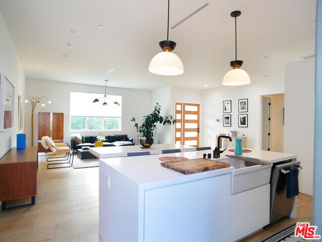 Building Photo - 3744 Somerset Dr
