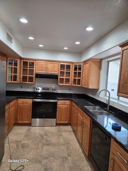 Building Photo - 8631 W Monte Vista Rd