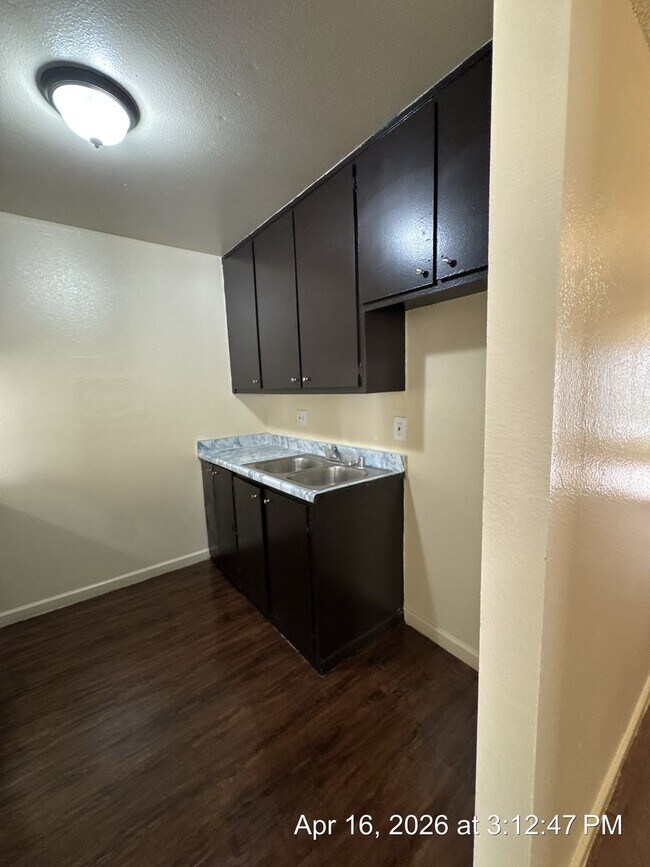 Building Photo - Downstairs Unit Move in Ready!