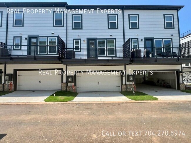 Building Photo - 211 Tamala St