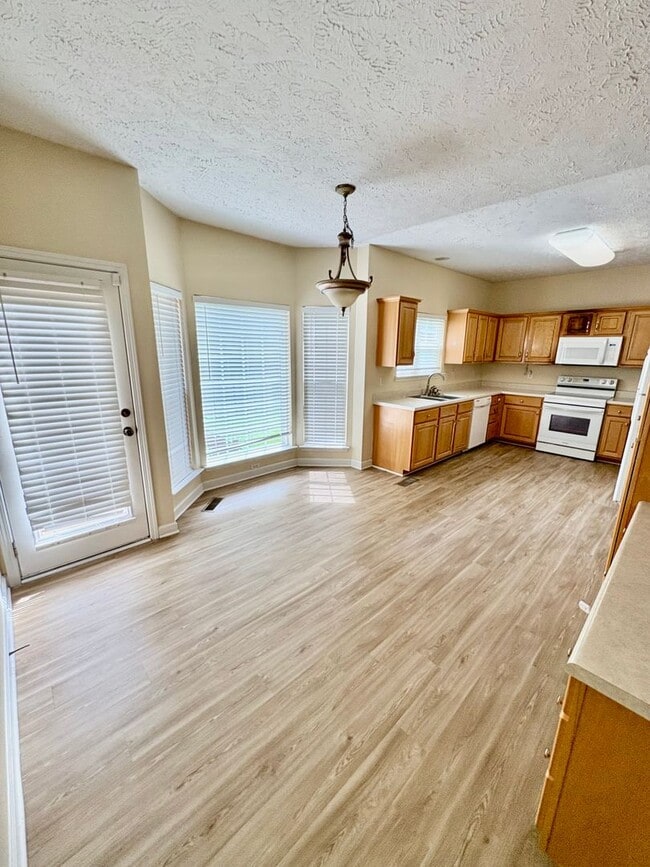 Building Photo - Large Single-Family Home - Deer Valley Sub...