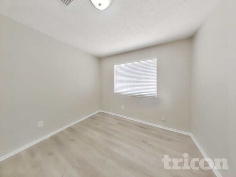 Building Photo - 14831 Waterside Dr