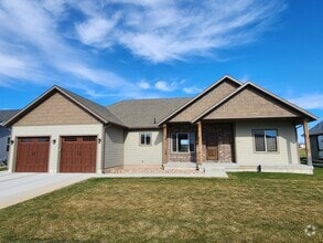 Building Photo - Golf Course Home