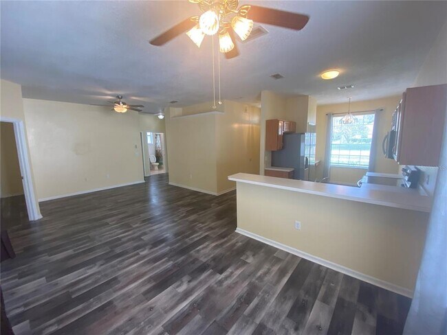 Building Photo - 302 Bluff Pass Dr