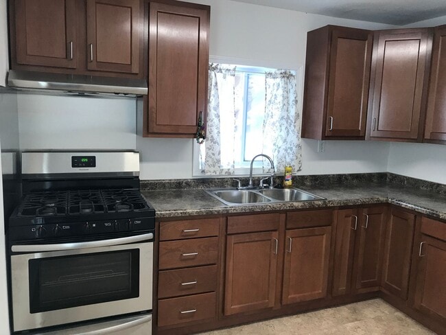 Building Photo - 2 bedroom/1 bathroom single family home!