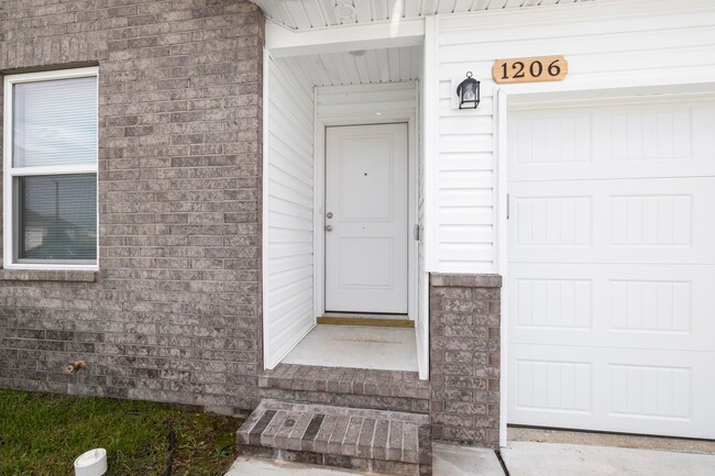 Building Photo - 3 bedroom duplex-Westbury Gardens!