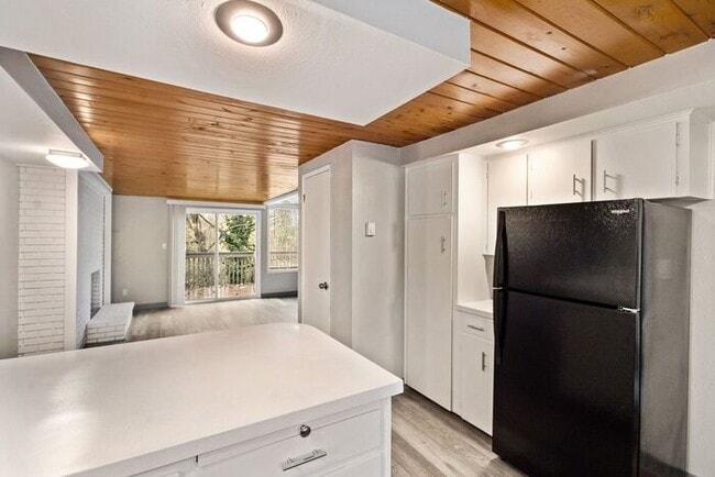 Building Photo - Beautiful 1x1 Rustic-Style Apartment