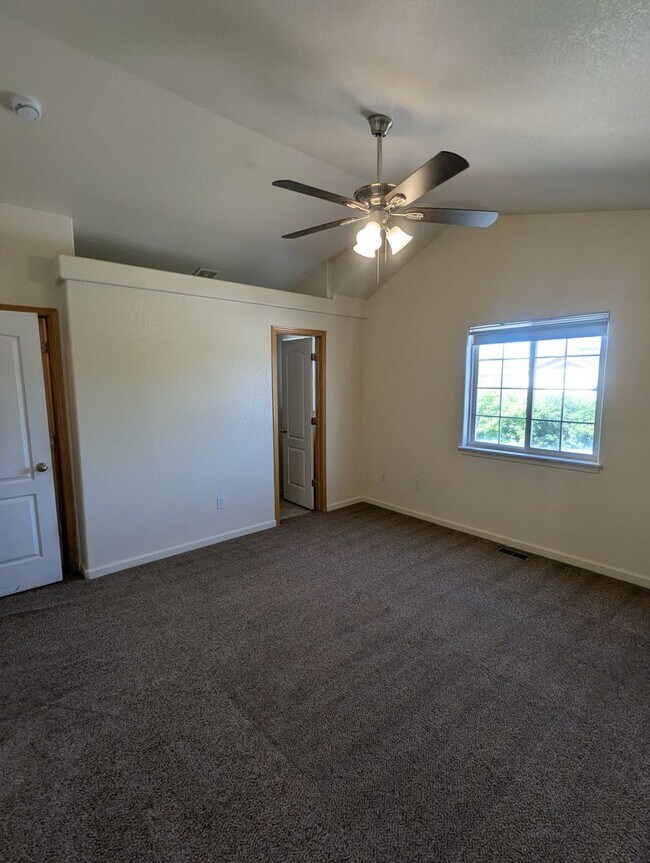 Building Photo - AWESOME 3-BDRM, 3-BATH, 4-LEVEL HOME AVAILABLE FOR IMMEDIATE OCCUPANCY IN