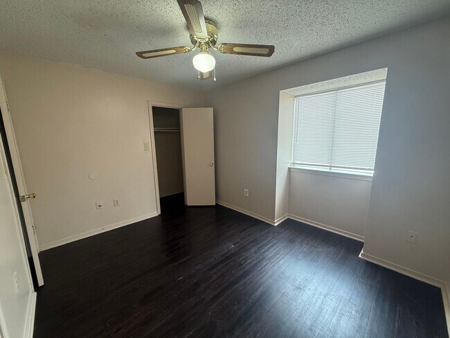 Building Photo - 8911-8921 GSRI Ave