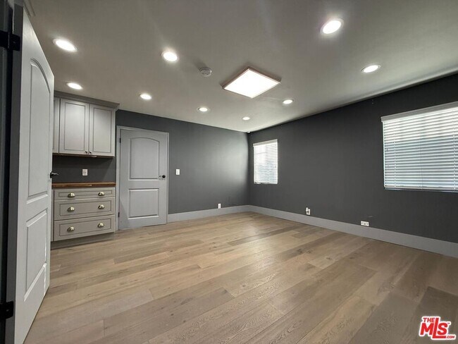 Building Photo - 17153 Rayen St