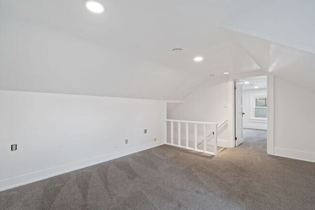 Building Photo - 2330 E McLoughlin Blvd