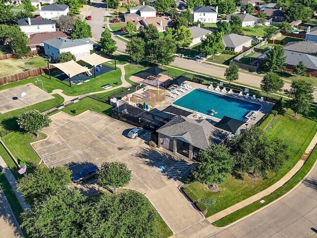 Building Photo - 8212 Canoe Ridge Ln