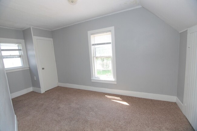 Building Photo - 2 bed 1 bath Moline house!