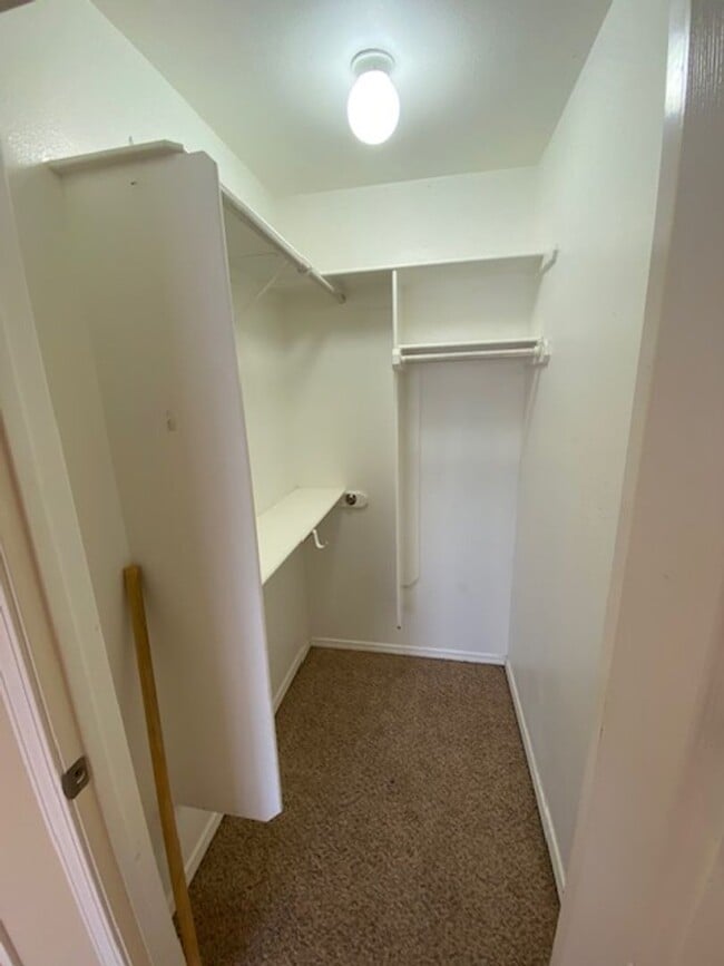 Building Photo - Spacious Duplex in Farmington!