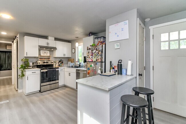 Building Photo - Updated 2 bedroom manufactured home on large corner lot