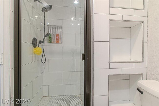 Building Photo - BEAUTIFUL 2 STORY 5 BEDROOM 4 FULL BATHROO...
