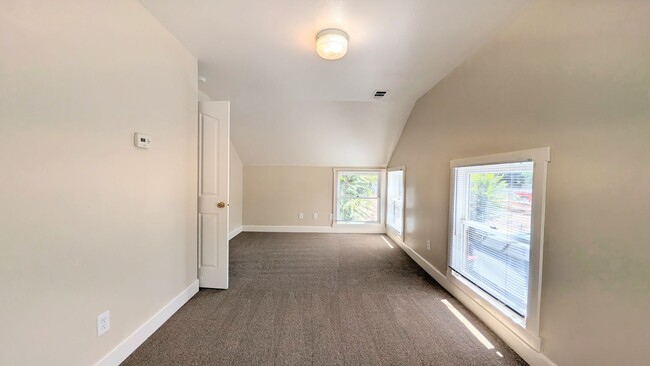 Building Photo - GREAT DOWNTOWN LOCATION!! GATED PARKING!
