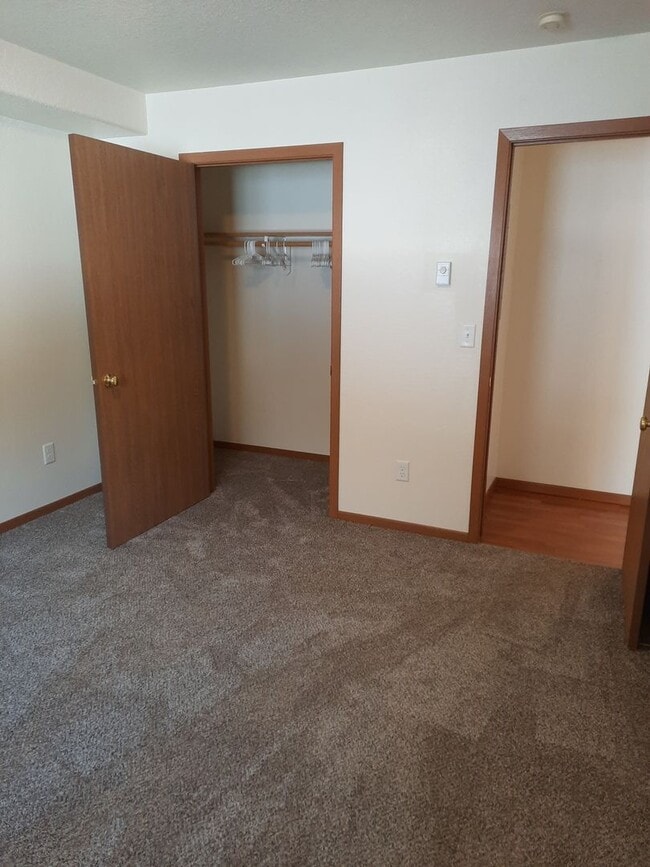 Building Photo - 2 BED | 2 BATH | TOWNHOME | SINGLE GARAGE ...
