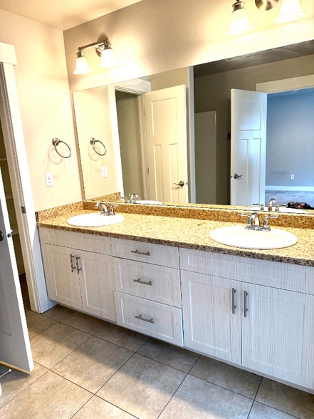 Building Photo - 822 S Aspen Wy