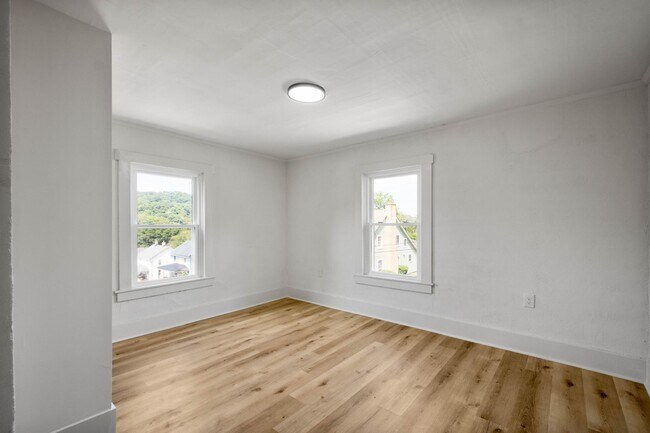 Building Photo - READY FOR MOVE IN! FULLY RENOVATED 2-BEDRO...